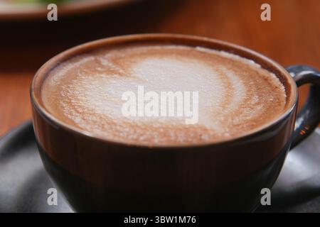 Latte Art Herzdesign in gemütlichem Café-Ambiente Stockfoto