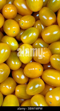 Frische Tomaten auf einem Regal in einem Supermarkt. Nahaufnahme von Obst und Gemüse zum Kochen. Stockfoto