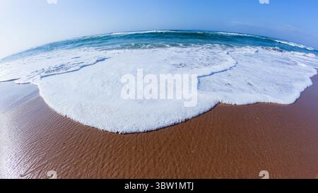 Strand Sandwasser Rand mit Nahaufnahme der weißen Wasserwelle Wash Front der blauen Ozean Landschaft. Stockfoto