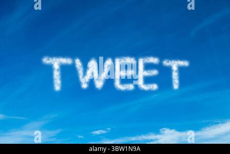 Tweet in weiß im Himmel geschrieben Stockfoto