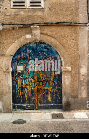 Graffiti an der alten Bogentür, Rue de l'Université, Cahors, Lot Department, Frankreich Stockfoto