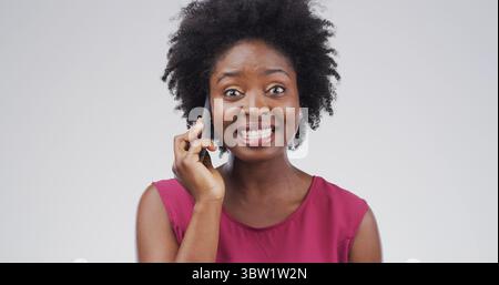 Porträt, Telefonanruf und schwarze Frau im Studio, gute Nachrichten und Diskussion auf weißem Hintergrund. Afrikanische Person, Handy oder geschockt mit Verbindung Stockfoto