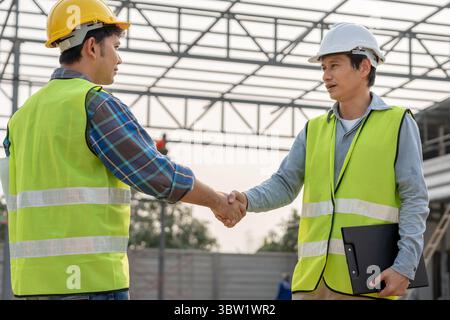 Bauteam Hände schütteln Gruß Start-up Plan neuer Projektvertrag im Bürozentrum auf Baustelle, Industrie, Architektur, Partner, te Stockfoto