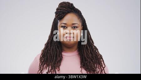 Lächeln, selbstbewusst und Porträt einer schwarzen Frau im Studio mit Karriere in der Ausbildung an der High School. Stolz, Gesicht und afrikanischer Lehrer mit Arbeitsmöglichkeit Stockfoto