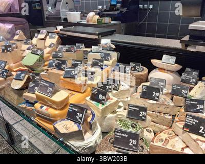 Marktkauf - Einkauf zu Zeiten von Inflation. Marktkauf - Einkauf in einem Supermarkt oder Discounter *** Marktkauf Einkaufen in Zeiten der Inflation Marktkauf Einkaufen in einem Supermarkt oder Discounter Stockfoto