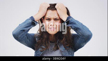 Traurig, Student und Frau mit Frustration, Porträt und unglücklich mit Fehler in der Prüfung oder psychische Gesundheit. Depressiv, Studio und Person mit Emotionen Stockfoto