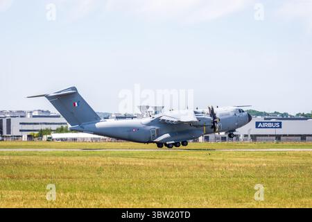 Ein Airbus A400M Atlas der französischen Luft- und Raumfahrtkräfte, das europäische viermotorige Militärtransportflugzeug, startet vom Flughafen Paris-Le Bourget. Stockfoto