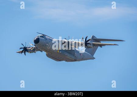 Ein französischer Airbus A400M Atlas, ein viermotoriges europäisches Militärtransportflugzeug der Luft- und Raumfahrtwaffe, im Flug über dem Flughafen Paris-Le Bourget. Stockfoto