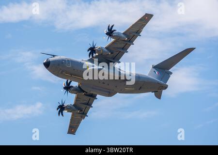 Ein französischer Airbus A400M Atlas, ein viermotoriges europäisches Militärtransportflugzeug der Luft- und Raumfahrtwaffe, im Flug über dem Flughafen Paris-Le Bourget. Stockfoto