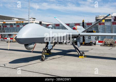 Eine US Air Force MQ-9 Reaper Drohne, ein unbemanntes Luftfahrzeug (UAV), das von General Atomics Aeronautical Systems entwickelt wurde, am Flughafen Paris-Le Bourget. Stockfoto