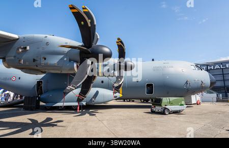 Aus nächster Nähe sehen Sie die Achtflügelpropeller eines französischen Luftwaffe Airbus A400M Atlas, dem viermotorigen europäischen Militärtransportflugzeug. Stockfoto