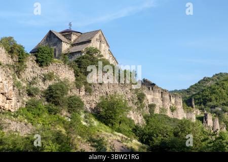Die Festung Akhtala, ein Komplex aus dem 10. Jahrhundert in der Debet-Schlucht, verbindet Verteidigungsmauern mit dem verehrten Kloster, das für sein Fresko im byzantinischen Stil berühmt ist Stockfoto