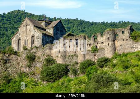 Die Festung Akhtala, ein Komplex aus dem 10. Jahrhundert in der Debet-Schlucht, verbindet Verteidigungsmauern mit dem verehrten Kloster, das für sein Fresko im byzantinischen Stil berühmt ist Stockfoto