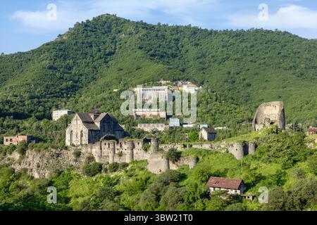 Die Festung Akhtala, ein Komplex aus dem 10. Jahrhundert in der Debet-Schlucht, verbindet Verteidigungsmauern mit dem verehrten Kloster, das für sein Fresko im byzantinischen Stil berühmt ist Stockfoto