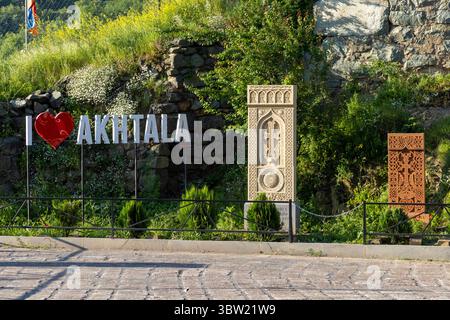 Die Festung Akhtala, ein Komplex aus dem 10. Jahrhundert in der Debet-Schlucht, verbindet Verteidigungsmauern mit dem verehrten Kloster, das für sein Fresko im byzantinischen Stil berühmt ist Stockfoto