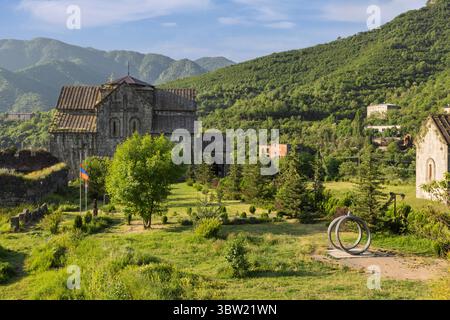 Die Festung Akhtala, ein Komplex aus dem 10. Jahrhundert in der Debet-Schlucht, verbindet Verteidigungsmauern mit dem verehrten Kloster, das für sein Fresko im byzantinischen Stil berühmt ist Stockfoto