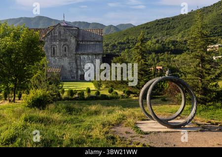 Die Festung Akhtala, ein Komplex aus dem 10. Jahrhundert in der Debet-Schlucht, verbindet Verteidigungsmauern mit dem verehrten Kloster, das für sein Fresko im byzantinischen Stil berühmt ist Stockfoto