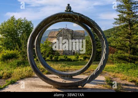Die Festung Akhtala, ein Komplex aus dem 10. Jahrhundert in der Debet-Schlucht, verbindet Verteidigungsmauern mit dem verehrten Kloster, das für sein Fresko im byzantinischen Stil berühmt ist Stockfoto