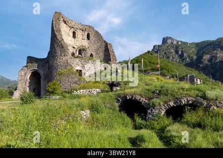 Die Festung Akhtala, ein Komplex aus dem 10. Jahrhundert in der Debet-Schlucht, verbindet Verteidigungsmauern mit dem verehrten Kloster, das für sein Fresko im byzantinischen Stil berühmt ist Stockfoto