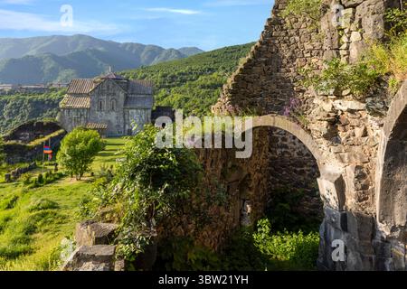 Die Festung Akhtala, ein Komplex aus dem 10. Jahrhundert in der Debet-Schlucht, verbindet Verteidigungsmauern mit dem verehrten Kloster, das für sein Fresko im byzantinischen Stil berühmt ist Stockfoto