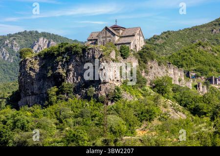 Die Festung Akhtala, ein Komplex aus dem 10. Jahrhundert in der Debet-Schlucht, verbindet Verteidigungsmauern mit dem verehrten Kloster, das für sein Fresko im byzantinischen Stil berühmt ist Stockfoto