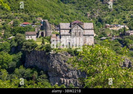 Die Festung Akhtala, ein Komplex aus dem 10. Jahrhundert in der Debet-Schlucht, verbindet Verteidigungsmauern mit dem verehrten Kloster, das für sein Fresko im byzantinischen Stil berühmt ist Stockfoto