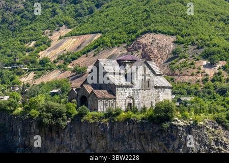 Die Festung Akhtala, ein Komplex aus dem 10. Jahrhundert in der Debet-Schlucht, verbindet Verteidigungsmauern mit dem verehrten Kloster, das für sein Fresko im byzantinischen Stil berühmt ist Stockfoto