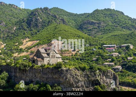 Die Festung Akhtala, ein Komplex aus dem 10. Jahrhundert in der Debet-Schlucht, verbindet Verteidigungsmauern mit dem verehrten Kloster, das für sein Fresko im byzantinischen Stil berühmt ist Stockfoto