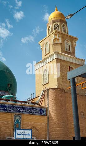Wunderschöne architektonische Details einer Moschee in Kufa Irak unter einem hellblauen Himmel mit sichtbaren Wolken. Stockfoto