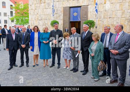 Feier der Israelitischen Kultusgemeinde München und Oberbayern in der Hauptsynagoge Ohel Jakob. Festakt anlässlich des 80. Jahrestage der Wiedergründung der Israelitischen Kultusgemeinde München und Oberbayern sowie der 40-jährigen Präsidentschaft von Dr.h.c.mult. Charlotte Knobloch. Die Ehrengäste vor der Hauptsynagoge Ohel Jakob. München Bayern Deutschland *** Feier der Jüdischen Gemeinde München und Oberbayern in der Hauptsynagoge Ohel Jakob anlässlich des 80. Jahrestages der Wiedergründung der Jüdischen Gemeinde München und Oberbayern und der 40. ann Stockfoto