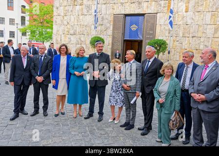 Feier der Israelitischen Kultusgemeinde München und Oberbayern in der Hauptsynagoge Ohel Jakob. Festakt anlässlich des 80. Jahrestage der Wiedergründung der Israelitischen Kultusgemeinde München und Oberbayern sowie der 40-jährigen Präsidentschaft von Dr.h.c.mult. Charlotte Knobloch. Die Ehrengäste vor der Hauptsynagoge Ohel Jakob. München Bayern Deutschland *** Feier der Jüdischen Gemeinde München und Oberbayern in der Hauptsynagoge Ohel Jakob anlässlich des 80. Jahrestages der Wiedergründung der Jüdischen Gemeinde München und Oberbayern und der 40. ann Stockfoto