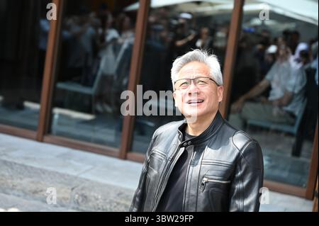 Peking, China. Juli 2025. Jensen Huang, CEO von Nvidia, spricht mit Journalisten. Während einer Reise nach China hielt Huang eine Rede bei der Eröffnung der Supply Chain Messe und traf sich mit chinesischen Politikern. Quelle: Johannes Neudecker/dpa/Alamy Live News Stockfoto