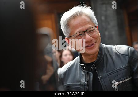 Peking, China. Juli 2025. Jensen Huang, CEO von Nvidia, spricht mit Journalisten. Während einer Reise nach China hielt Huang eine Rede bei der Eröffnung der Supply Chain Messe und traf sich mit chinesischen Politikern. Quelle: Johannes Neudecker/dpa/Alamy Live News Stockfoto