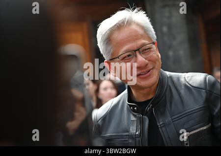 Peking, China. Juli 2025. Jensen Huang, CEO von Nvidia, spricht mit Journalisten. Während einer Reise nach China hielt Huang eine Rede bei der Eröffnung der Supply Chain Messe und traf sich mit chinesischen Politikern. Quelle: Johannes Neudecker/dpa/Alamy Live News Stockfoto