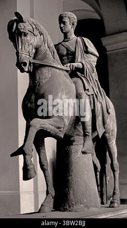 Reiterstatue von Marcus Nonius Balbus im Museo Nazionale in Neapel, Neapel. Museo Nazionale. - Marco Nonio Balbo, Senior (Ercolano). (Titel zum Objekt), Neapel (Museo Nazionale): Statua equestre di Marco Nonio Balbo Padre (xilografia). Italien, Italienisch, ( Marcus Nonius Balbus, aus Herculaneum. M ) Stockfoto