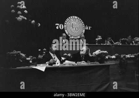 Aktuell 22-2-1969: Mit 600.000 dahinter. Neuer Vorsitzender der Nationalen Organisation Norwegens ist Tor Aspengren. Derselbe Kongress, der ihn zum Vorsitzenden wählte, verabschiedete auch ein Aktionsprogramm für LO - das Programm, das in Zukunft die Leitlinie der union-Bewegung sein wird. Foto: Ivar Aaserud / aktuell / NTB ***Foto wird nicht verarbeitet*** *Text wird automatisch übersetzt* Stockfoto