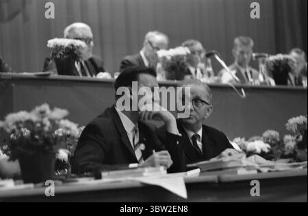 Aktuell 22-2-1969: Mit 600.000 dahinter. Neuer Vorsitzender der Nationalen Organisation Norwegens ist Tor Aspengren. Derselbe Kongress, der ihn zum Vorsitzenden wählte, verabschiedete auch ein Aktionsprogramm für LO - das Programm, das in Zukunft die Leitlinie der union-Bewegung sein wird. Foto: Ivar Aaserud / aktuell / NTB ***Foto wird nicht verarbeitet*** *Text wird automatisch übersetzt* Stockfoto