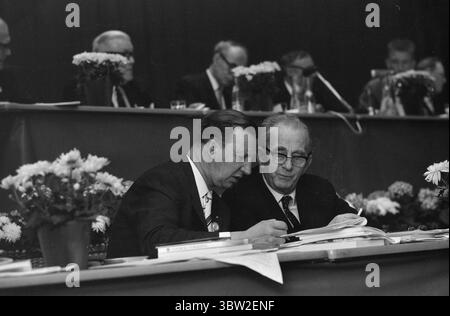 Aktuell 22-2-1969: Mit 600.000 dahinter. Neuer Vorsitzender der Nationalen Organisation Norwegens ist Tor Aspengren. Derselbe Kongress, der ihn zum Vorsitzenden wählte, verabschiedete auch ein Aktionsprogramm für LO - das Programm, das in Zukunft die Leitlinie der union-Bewegung sein wird. Foto: Ivar Aaserud / aktuell / NTB ***Foto wird nicht verarbeitet*** *Text wird automatisch übersetzt* Stockfoto