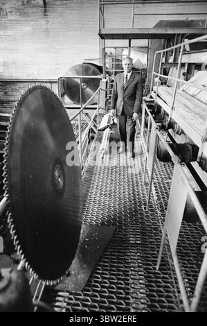 Aktuell 23-1-1969 : Gewinn vor allem.die Generalversammlung der Gewerkschaft hatte einen Vorschlag genehmigt, der von Rechtsanwalt Sigbjørn Mustad genehmigt wurde, 10 Millionen Kronen der Reserven der Gruppe in die privaten Taschen der Aktionäre zu transferieren. Die 10 Millionen sind steuerfrei und werden über einen Zeitraum von fünf Jahren an die Aktionäre ausgezahlt. Gleichzeitig werden Einsparungen bei den Einrichtungen und Ausrüstungen für die Arbeitnehmer erzielt. Foto: Per Ervik / aktuell / NTB ***FOTO NICHT VERARBEITET*** *Text wird automatisch übersetzt* Stockfoto