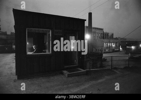 Aktuell 23-1-1969 : Gewinn vor allem.die Generalversammlung der Gewerkschaft hatte einen Vorschlag genehmigt, der von Rechtsanwalt Sigbjørn Mustad genehmigt wurde, 10 Millionen Kronen der Reserven der Gruppe in die privaten Taschen der Aktionäre zu transferieren. Die 10 Millionen sind steuerfrei und werden über einen Zeitraum von fünf Jahren an die Aktionäre ausgezahlt. Gleichzeitig werden Einsparungen bei den Einrichtungen und Ausrüstungen für die Arbeitnehmer erzielt. Foto: Per Ervik / aktuell / NTB ***FOTO NICHT VERARBEITET*** *Text wird automatisch übersetzt* Stockfoto