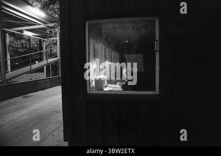 Aktuell 23-1-1969 : Gewinn vor allem.die Generalversammlung der Gewerkschaft hatte einen Vorschlag genehmigt, der von Rechtsanwalt Sigbjørn Mustad genehmigt wurde, 10 Millionen Kronen der Reserven der Gruppe in die privaten Taschen der Aktionäre zu transferieren. Die 10 Millionen sind steuerfrei und werden über einen Zeitraum von fünf Jahren an die Aktionäre ausgezahlt. Gleichzeitig werden Einsparungen bei den Einrichtungen und Ausrüstungen für die Arbeitnehmer erzielt. Foto: Per Ervik / aktuell / NTB ***FOTO NICHT VERARBEITET*** *Text wird automatisch übersetzt* Stockfoto