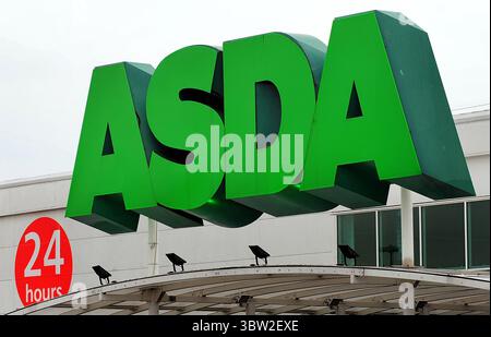 Aktenfoto vom 02/08 des Asda-Logos. ASDA wurde wegen des Verkaufs veralteter Lebensmittel in zwei seiner Geschäfte in Wales mit einer Geldstrafe von 640.000 £ belegt. Handelsminister fanden 115 Artikel, darunter einige, die mehr als zwei Wochen veraltet waren, in Asdas Läden Leckwith und Pentwyn in Cardiff. Ausgabedatum: Mittwoch, 16. Juli 2025. Stockfoto