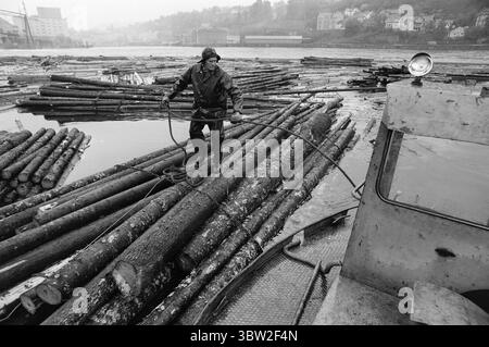 Aktuell 23-1-1969 : Gewinn vor allem.die Generalversammlung der Gewerkschaft hatte einen Vorschlag genehmigt, der von Rechtsanwalt Sigbjørn Mustad genehmigt wurde, 10 Millionen Kronen der Reserven der Gruppe in die privaten Taschen der Aktionäre zu transferieren. Die 10 Millionen sind steuerfrei und werden über einen Zeitraum von fünf Jahren an die Aktionäre ausgezahlt. Gleichzeitig werden Einsparungen bei den Einrichtungen und Ausrüstungen für die Arbeitnehmer erzielt. Foto: Per Ervik / aktuell / NTB ***FOTO NICHT VERARBEITET*** *Text wird automatisch übersetzt* Stockfoto