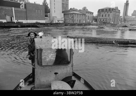 Aktuell 23-1-1969 : Gewinn vor allem.die Generalversammlung der Gewerkschaft hatte einen Vorschlag genehmigt, der von Rechtsanwalt Sigbjørn Mustad genehmigt wurde, 10 Millionen Kronen der Reserven der Gruppe in die privaten Taschen der Aktionäre zu transferieren. Die 10 Millionen sind steuerfrei und werden über einen Zeitraum von fünf Jahren an die Aktionäre ausgezahlt. Gleichzeitig werden Einsparungen bei den Einrichtungen und Ausrüstungen für die Arbeitnehmer erzielt. Foto: Per Ervik / aktuell / NTB ***FOTO NICHT VERARBEITET*** *Text wird automatisch übersetzt* Stockfoto