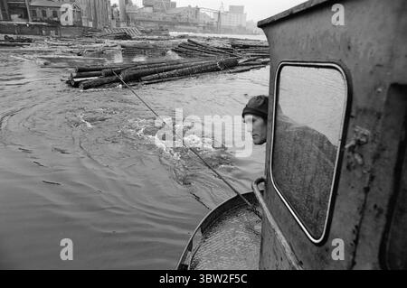 Aktuell 23-1-1969 : Gewinn vor allem.die Generalversammlung der Gewerkschaft hatte einen Vorschlag genehmigt, der von Rechtsanwalt Sigbjørn Mustad genehmigt wurde, 10 Millionen Kronen der Reserven der Gruppe in die privaten Taschen der Aktionäre zu transferieren. Die 10 Millionen sind steuerfrei und werden über einen Zeitraum von fünf Jahren an die Aktionäre ausgezahlt. Gleichzeitig werden Einsparungen bei den Einrichtungen und Ausrüstungen für die Arbeitnehmer erzielt. Foto: Per Ervik / aktuell / NTB ***FOTO NICHT VERARBEITET*** *Text wird automatisch übersetzt* Stockfoto