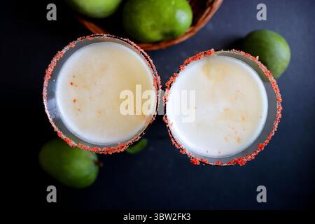 Indischer traditioneller süßer grüner Mangosaft. Auch bekannt als AAM Panna, Ambyache Panha. Erfrischendes Sommergetränk mit rohen Mangos, Jaggery und Salz. Stockfoto