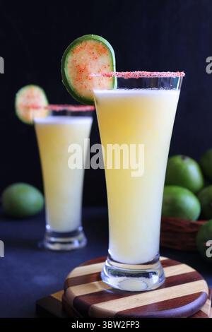 Indischer traditioneller süßer grüner Mangosaft. Auch bekannt als AAM Panna, Ambyache Panha. Erfrischendes Sommergetränk mit rohen Mangos, Jaggery und Salz. Stockfoto