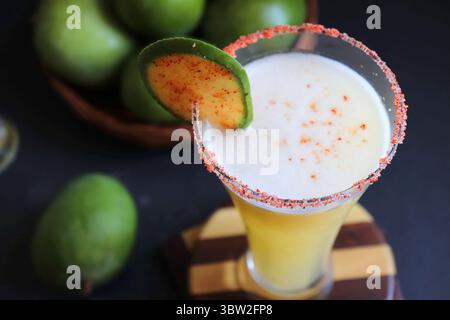 Indischer traditioneller süßer grüner Mangosaft. Auch bekannt als AAM Panna, Ambyache Panha. Erfrischendes Sommergetränk mit rohen Mangos, Jaggery und Salz. Stockfoto
