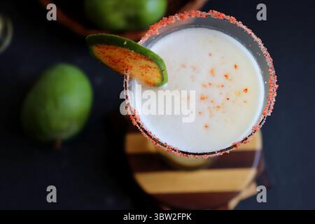 Indischer traditioneller süßer grüner Mangosaft. Auch bekannt als AAM Panna, Ambyache Panha. Erfrischendes Sommergetränk mit rohen Mangos, Jaggery und Salz. Stockfoto