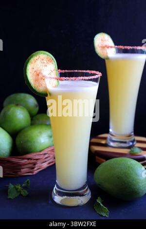 Indischer traditioneller süßer grüner Mangosaft. Auch bekannt als AAM Panna, Ambyache Panha. Erfrischendes Sommergetränk mit rohen Mangos, Jaggery und Salz. Stockfoto